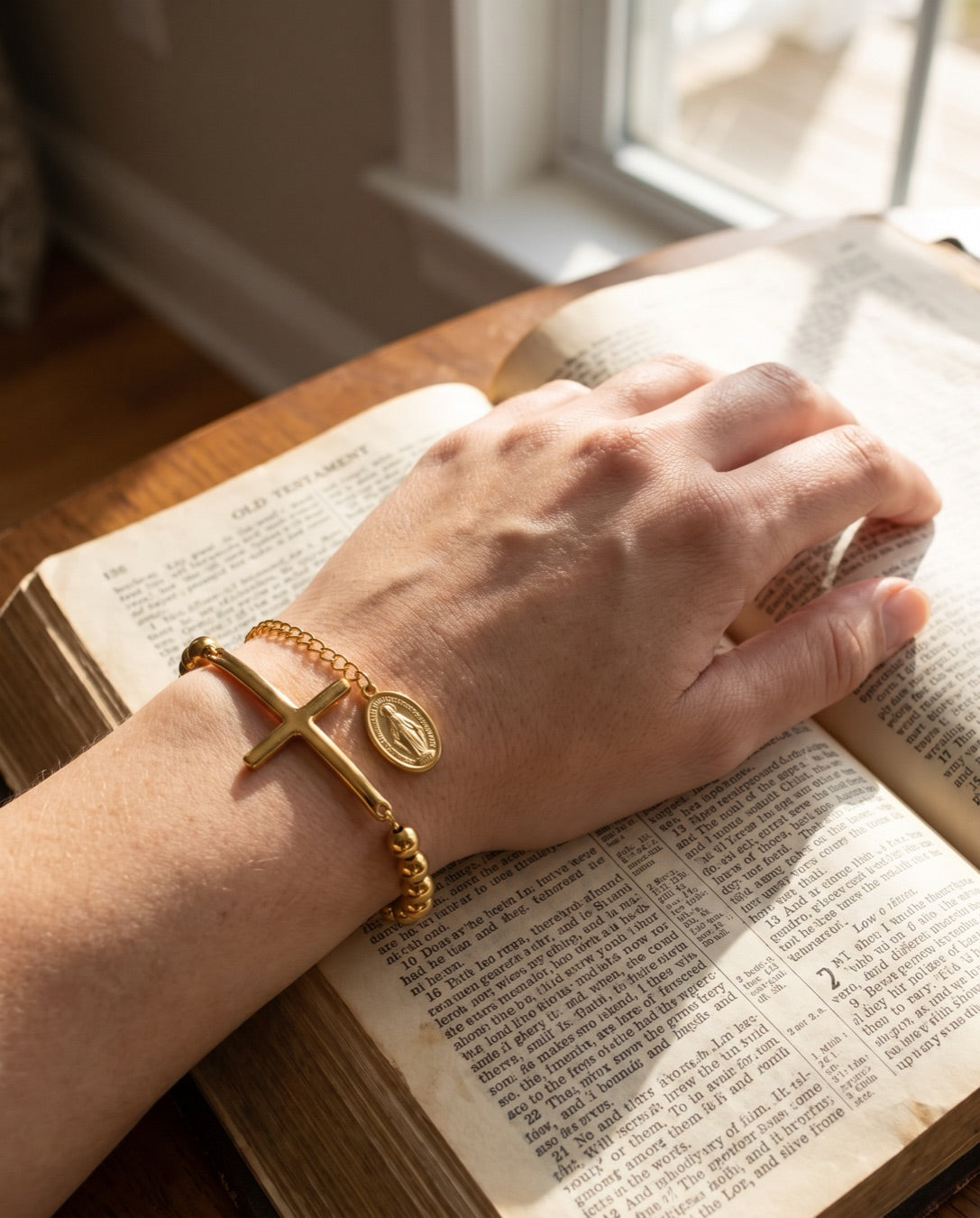 Brazalete rosario sobre una Biblia