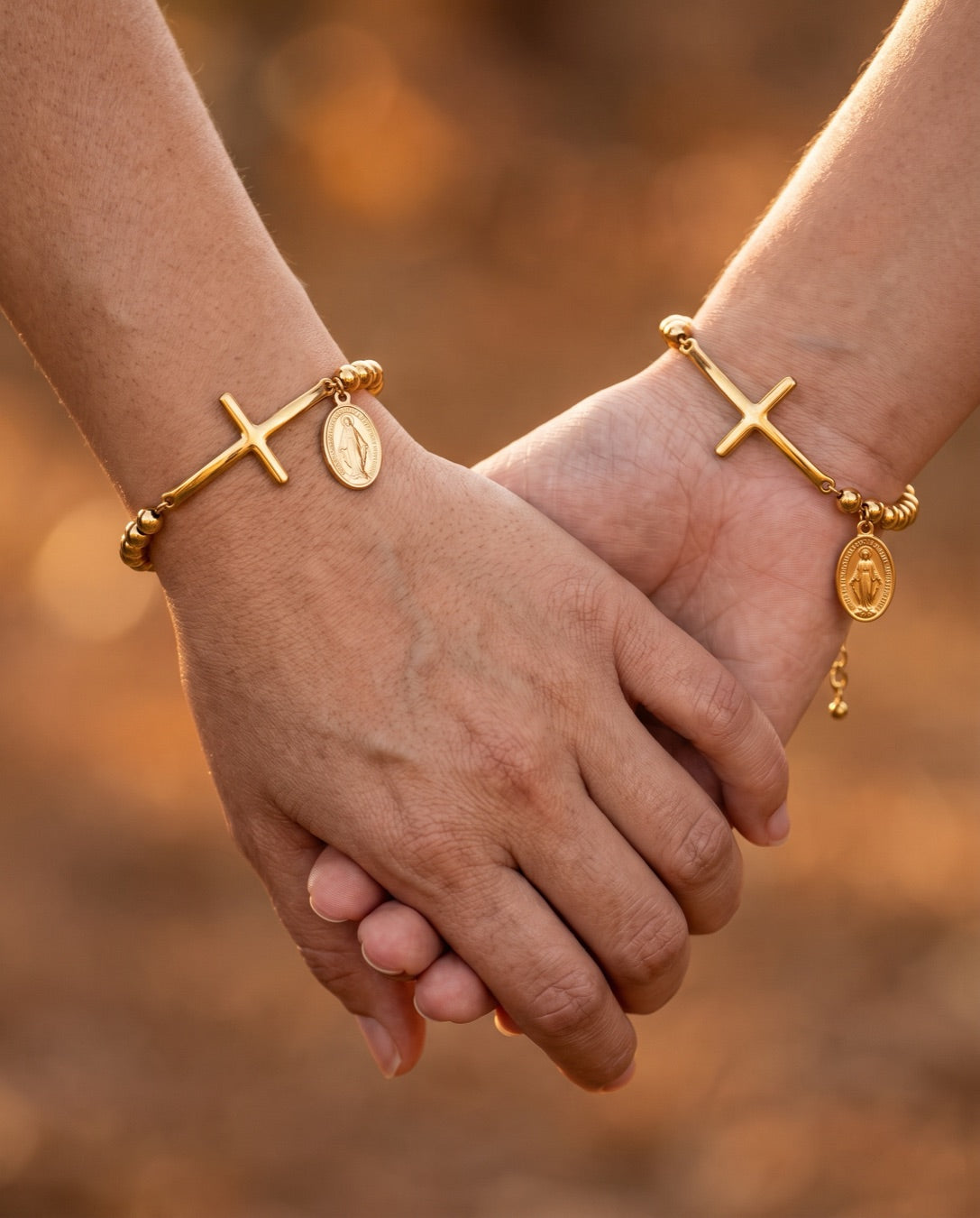 Madre e hija con el brazalete rosario