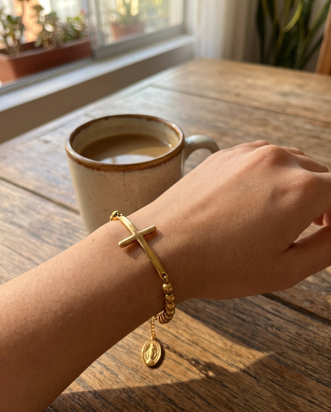 Brazalete rosario en la muñeca