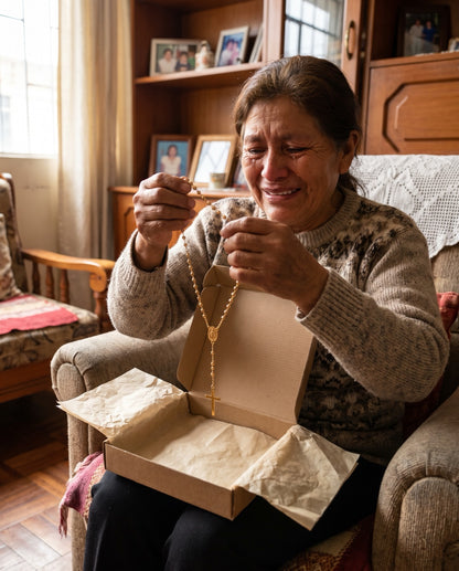 Mamá recibiendo el collar rosario de regalo