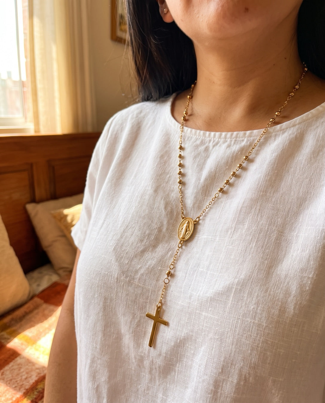 Collar rosario Virgen Milagrosa puesto