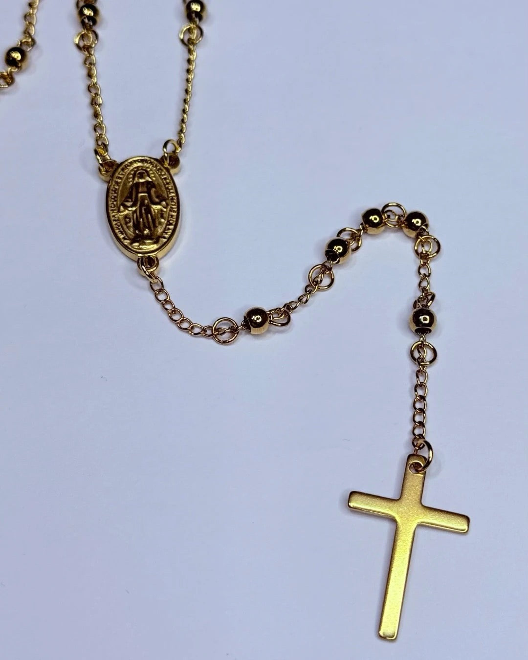 Collar rosario dorado con medalla de la Virgen Milagrosa y cruz