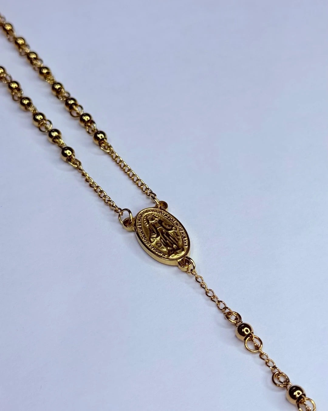 Collar rosario dorado con medalla de la Virgen Milagrosa